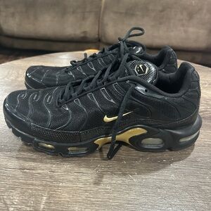 Nike Men's Black and Gold Sneakers